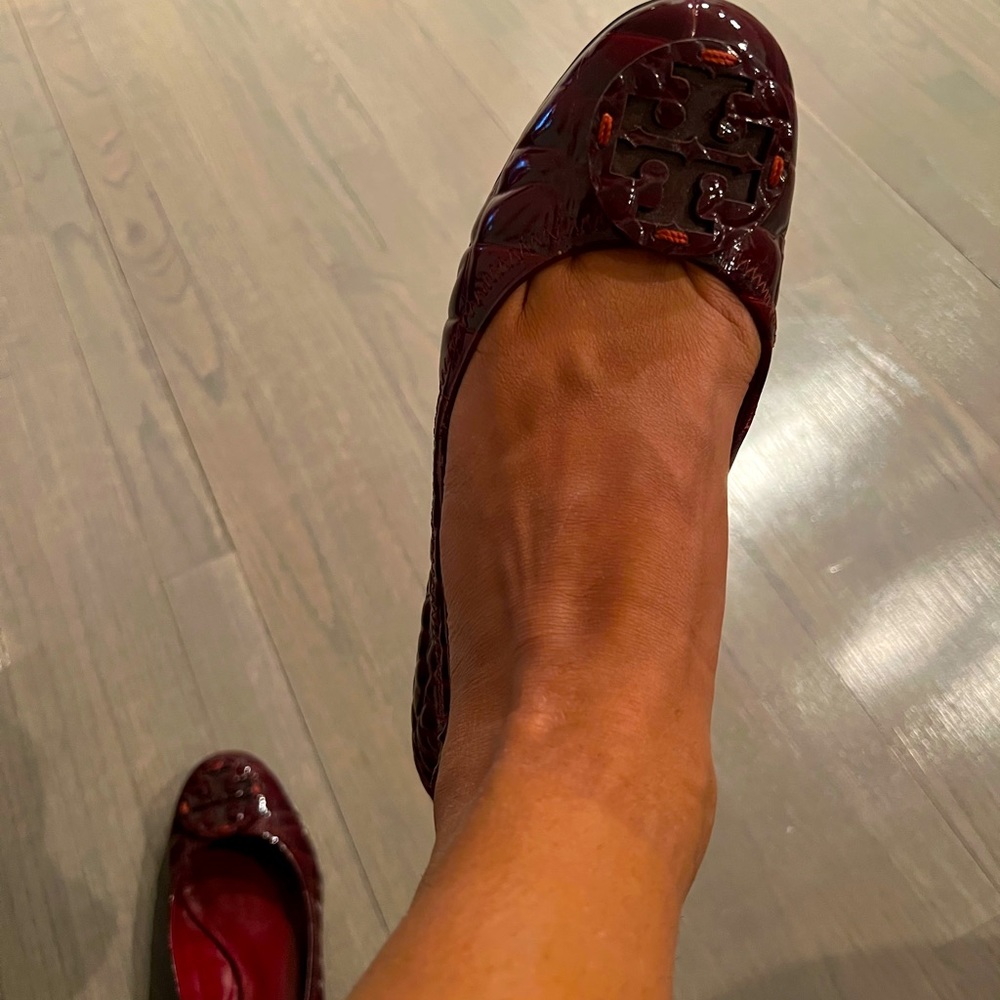 Classic Tory Burch patent leather ballet flats burgundy round toe size 8. - Picture 1 of 6